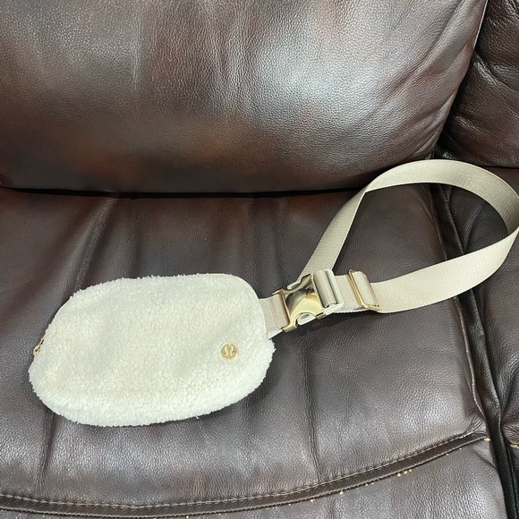 Fleece Lululemon belt bag - Picture 1 of 5